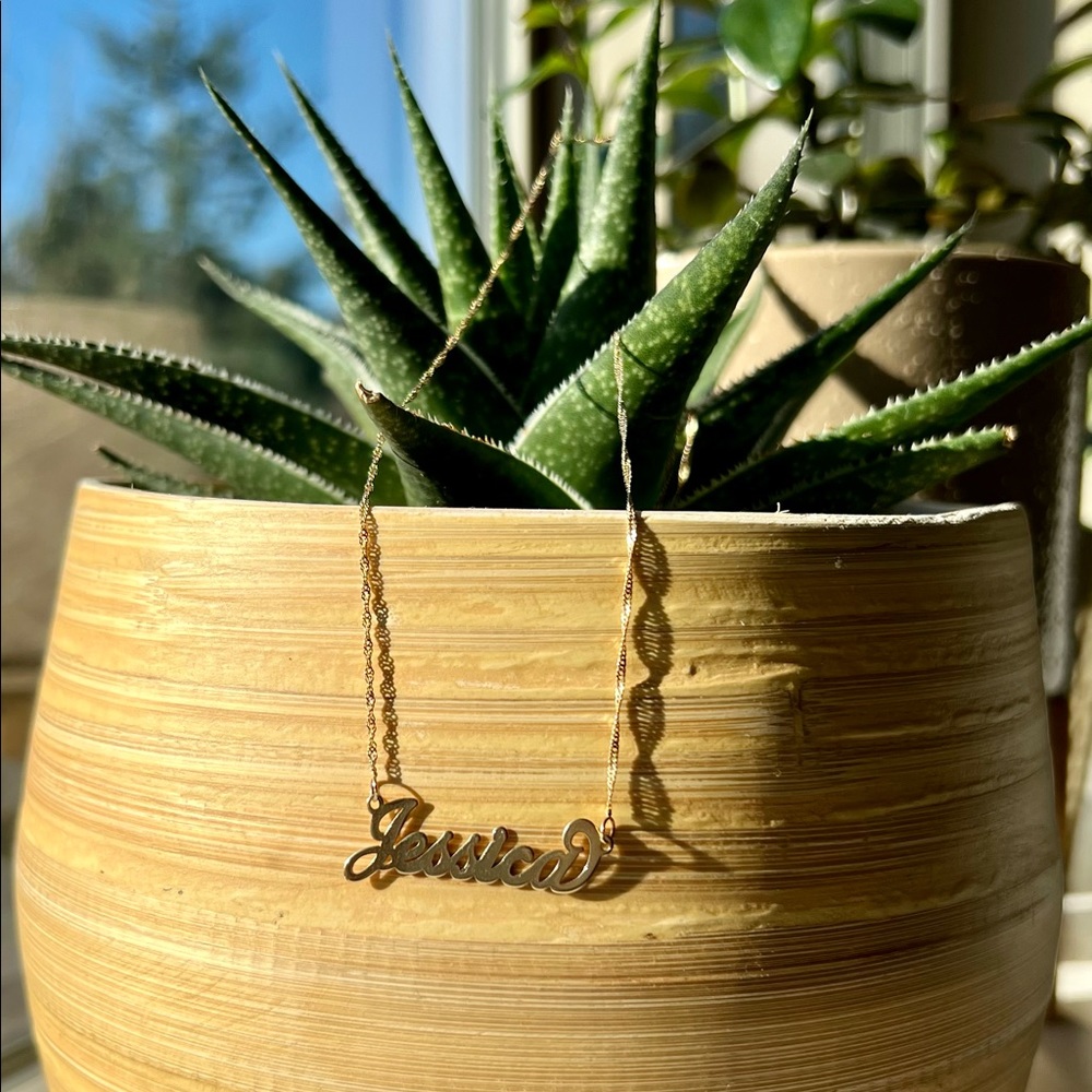“JESSICA” NAMEPLATE NECKLACE, SOLID GOLD.